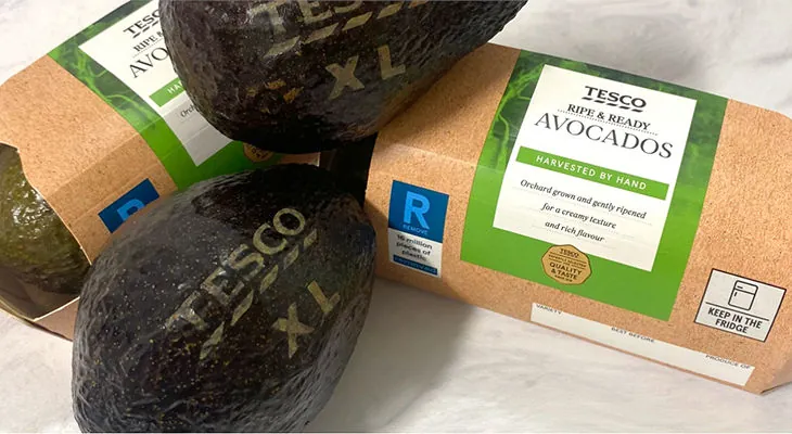 Avocats gravés au laser par Tesco pour moins de plastique